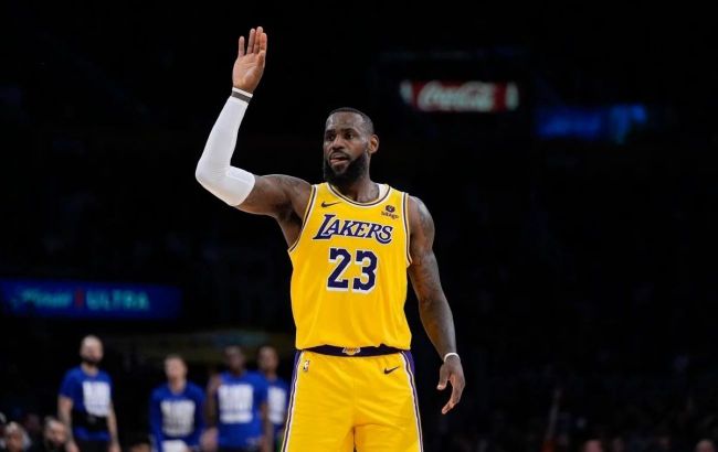 Могучий слэм-данк "Короля" после передачи защитника "Лейкерс" из-за спины: момент дня в НБА