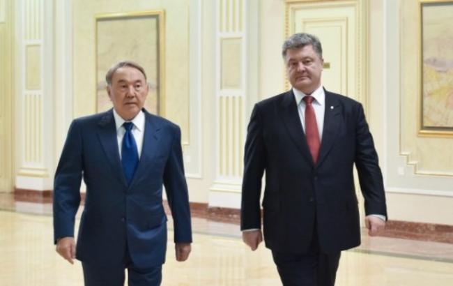 Порошенко обсудил с Назарбаевым запрет России на транзитные перевозки