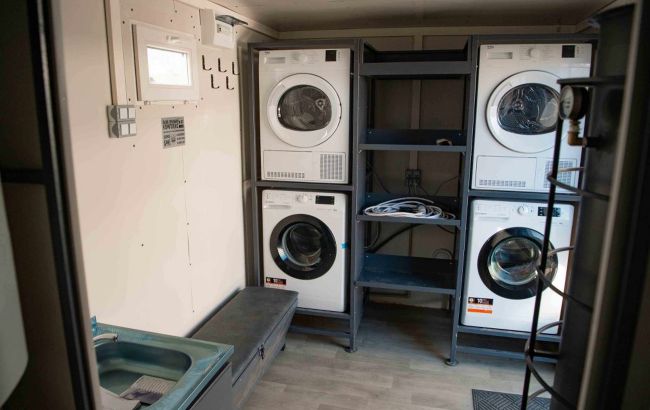 Стало відомо, що кажуть військові про мобільні лазні, які привіз Порошенко з волонтерами