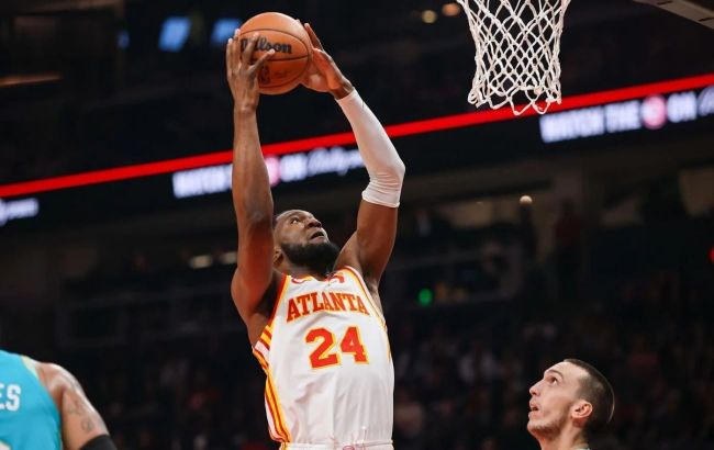 Африканець з "Атланти" вгатив видовищний данк у розгромі "Шарлотта": момент дня в НБА