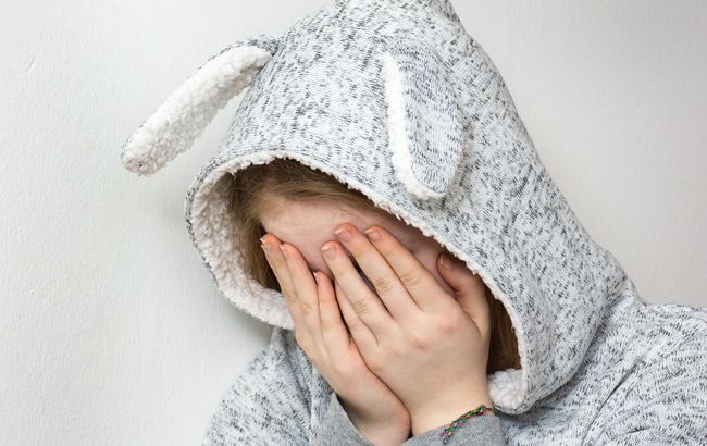 Кинув в магазині: у Львові горе-батько довірив 3-річну дочку "другу" (фото)