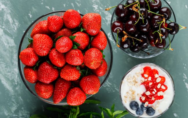 Что лучше есть - черешню или клубнику? Названа более полезная ягода