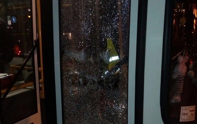 В Днепре неизвестные обстреляли троллейбус