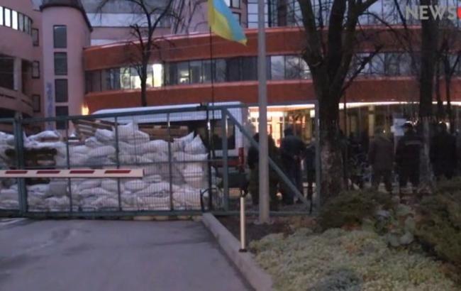 Активисты начали разбирать мешки возле офиса NewsOnе