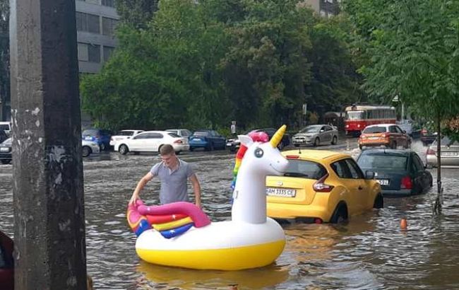 Киев из-за непогоды остановился в пробках