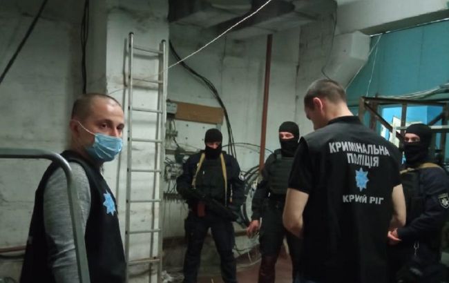 Незаконно подключались к электросетям: полиция разоблачила ферму майнинга криптовалют