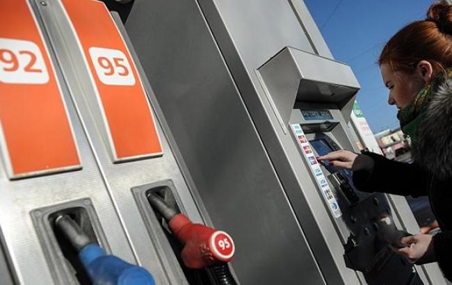 В Киеве частично начали снижаться цены на бензин