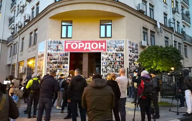 Под офисом Гордона устроили акцию после интервью с Гиркиным