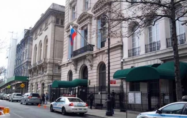 В Нью-Йорке мужчина упал с крыши консульства РФ