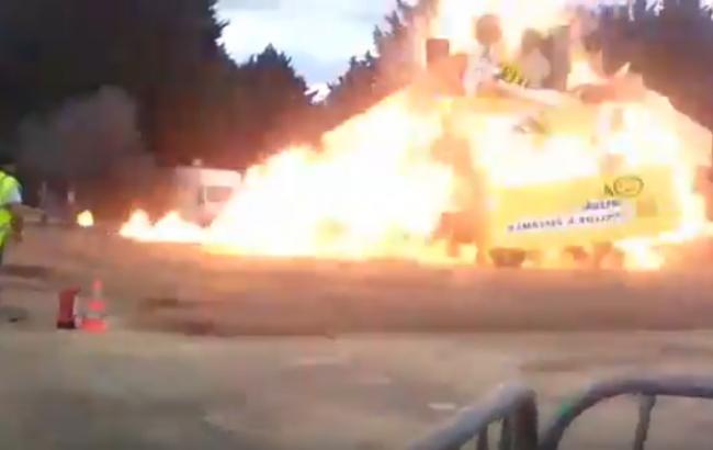 Под Парижем на детском карнавале произошел взрыв, десятки раненых