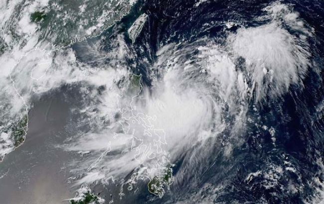 Авиакомпании отменили сотни рейсов из-за тайфуна на Тайване