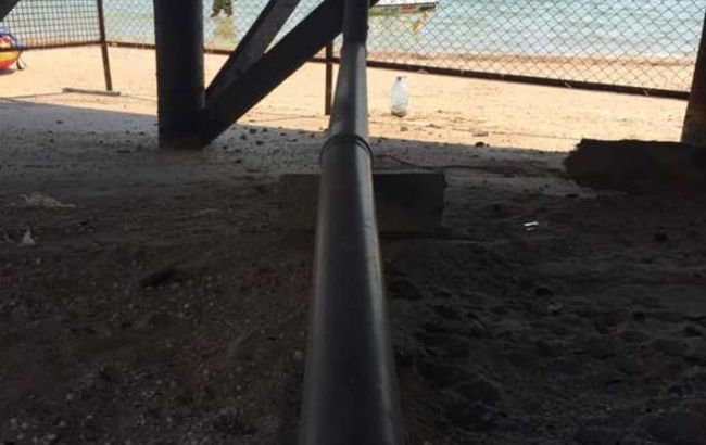 На популярном украинском курорте разгорелся скандал: сливали нечистоты в море и песок (фото)