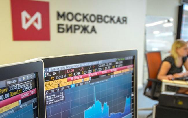 На Московській біржі в ході торгів курс долара вперше піднявся вище 42 рублів