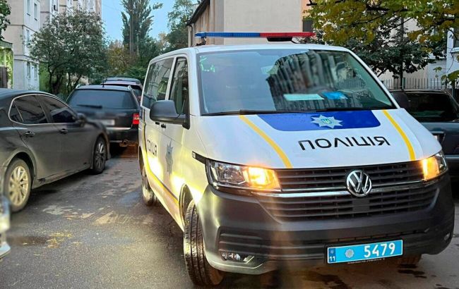 У Києві посеред двору вибухнула автівка: що сталося (фото)