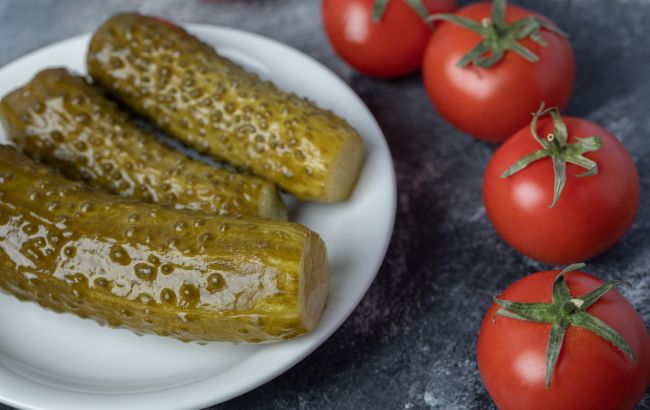 Соленые огурцы могут навредить: вот что может быть с телом