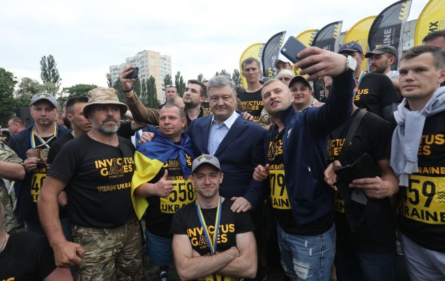 Сокращение комитета по делам ветеранов - это еще один выстрел в спину армии, - Порошенко