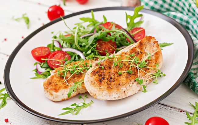 Как приготовить куриную грудку идеально сочной: она будет просто таять во рту