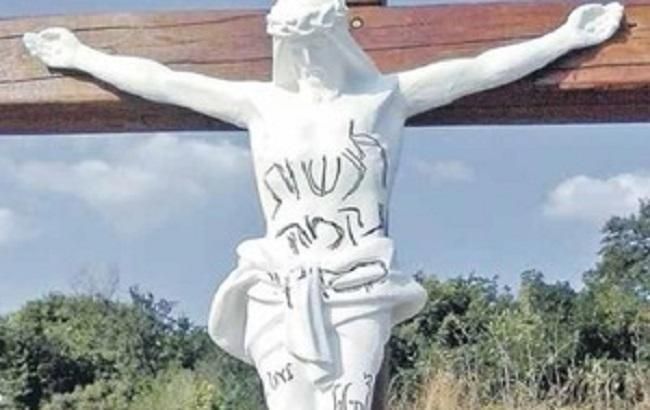 В Умани задержаны граждане Израиля, подозреваемые в повреждении распятия Иисуса Христа