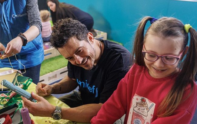 Краш Орландо Блум прогулялся по улицам Киева и поиграл с детьми: фото и видео