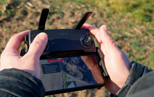 Прикордонники відпрацювали FPV-дронами по ворожих човнах (відео)