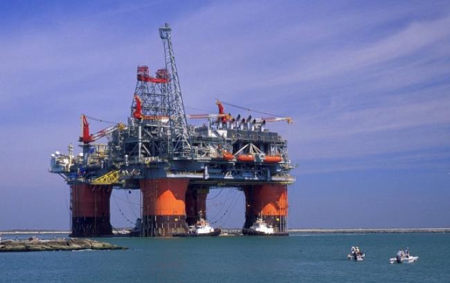 Цена нефти Brent впервые за пять лет упала ниже 65 долл