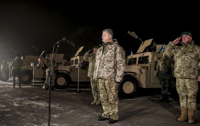 Порошенко доручив підвищити розмір доплат військовим на передовій