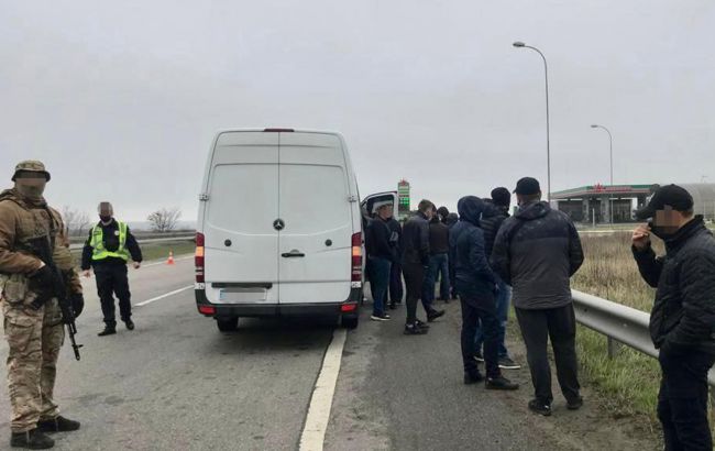 На під'їздах до Харкова затримали автобуси з"тітушками". Готували заворушення