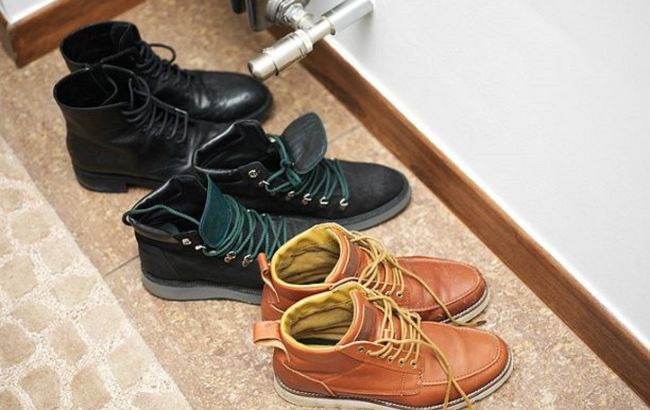 Чому так важливо знімати взуття перед входом до будинку: ця причина вас переконає