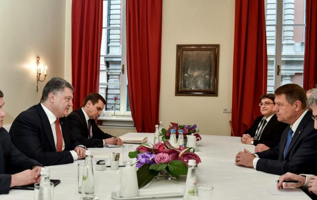 Порошенко и глава Румынии договорились ускорить "безвизовый" режим между странами
