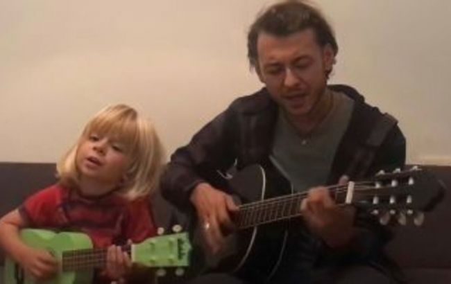 Трехлетний Лео из Ирпеня и его отец перепели украинскую версию хита "Воины света" (видео)