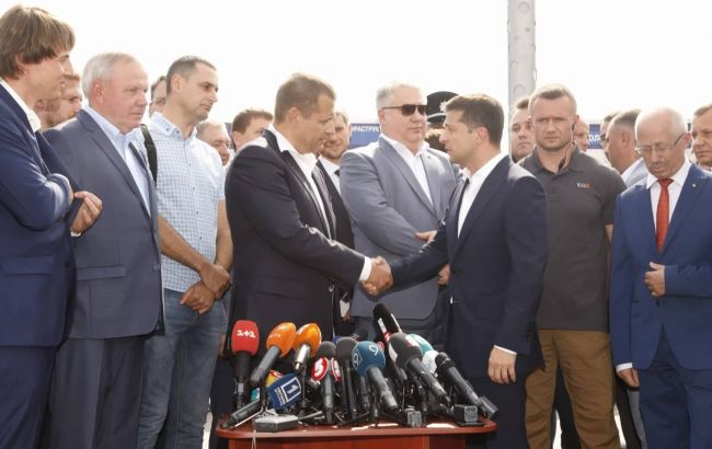 Зеленский признал, что Центральный мост в Днепре был сдан вовремя