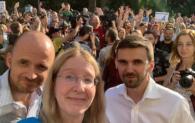 Уляна Супрун с битой в руках попрощалась с украинцами: фото и видео