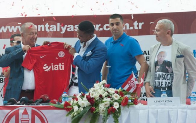 Ляшко призвал МИД уволить консула в Турции за футболку с Путиным