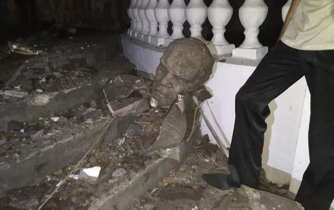 В Николаеве ночью снесли памятник Ленину