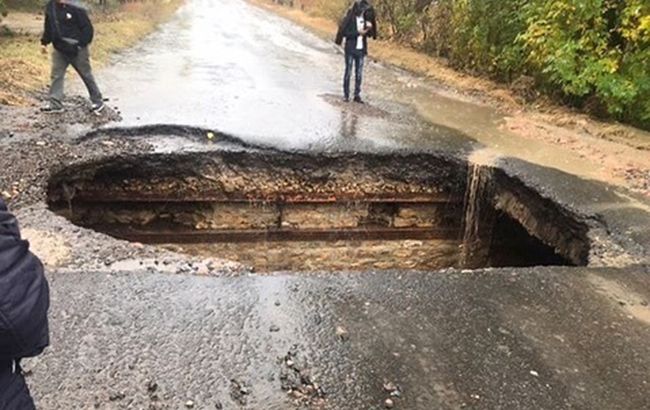 В Одесской области из-за ливня обвалился мост