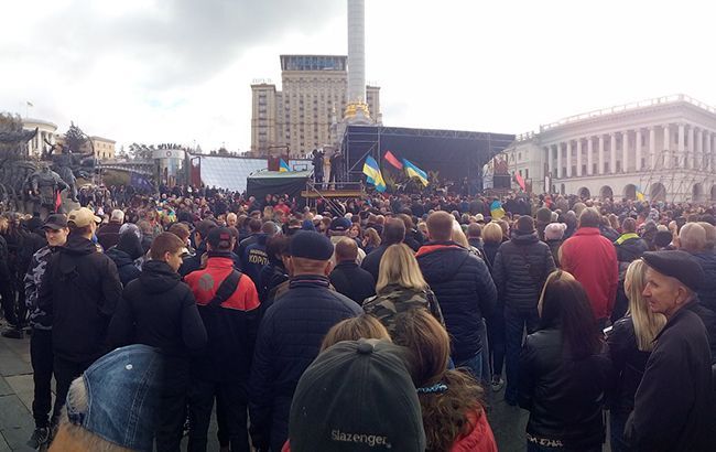 Порошенко пришел на вече против капитуляции