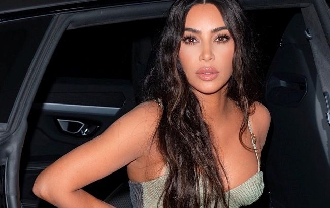 Хижачка: Кім Кардашьян захопила пишними формами в зміїному total look