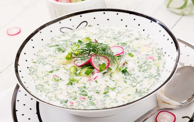 На кефире, воде, квасе или сметане: как лучше готовить летнюю окрошку