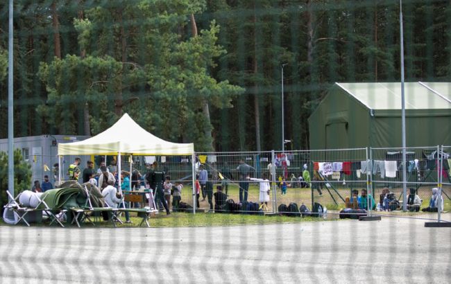 Литву покинул первый мигрант из Ирака: ему купили билет на самолет и вручили 300 евро