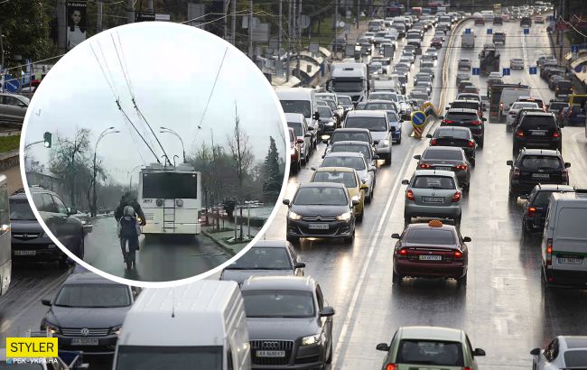 В Киеве на видео попал летчик-велосипедист с ребенком: тягался с троллейбусом и выезжал на "встречку"
