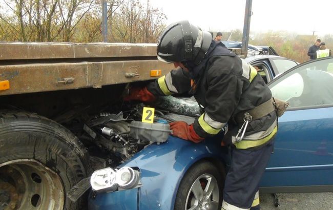 В Ивано-Франковской области столкнулись автомобиль с тягачом, есть пострадавшие