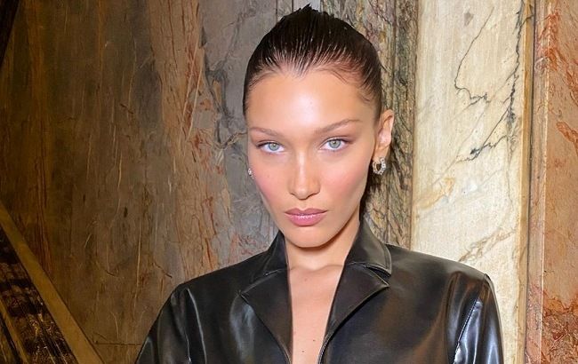 Дикое Рождество: Белла Хадид восхитила стройной фигурой в необычном наряде