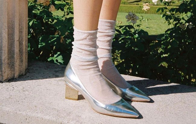 Даже с платьями и туфлями: стилист рассказала, с чем носить высокие носки летом 2021