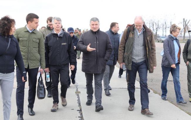 МВД полностью обеспечивает порядок в Золотом, - Аваков