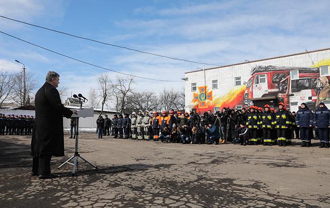 ДСНС отримає від Франції перші чотири гелікоптери вже цього року, - Порошенко