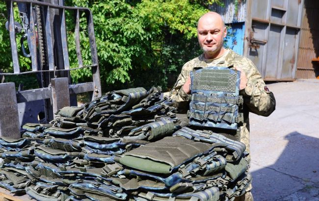 "Сталевий фронт" передав бійцям на донецькому напрямку партію бронежилетів