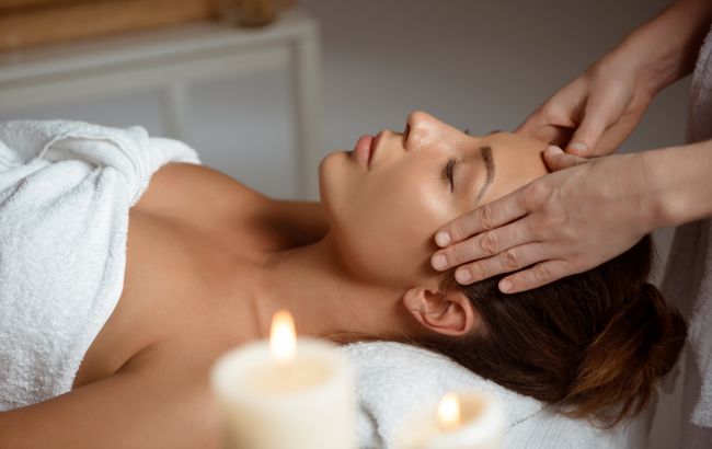 Косметолог показала вправу, яка покращить тонус шкіри та прибере зморшки на лобі