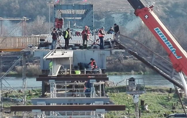 В Станиці Луганській почали монтаж другої металоконструкції моста