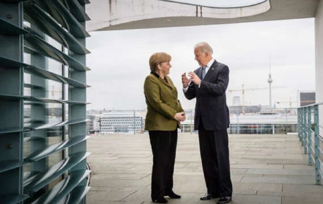 Байден и Меркель потребовали от РФ прекратить наращивать войска у границы Украины