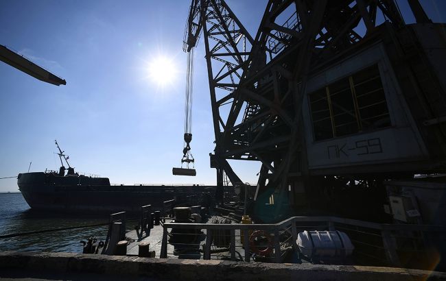 Россия вывезла в Ростов уже третий корабль с украденным в Мариуполе металлом, - Андрющенко